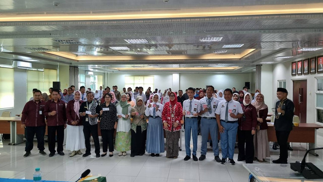 Foto bersama peserta, pembicara, dan tim pengabdian pada masyarakat