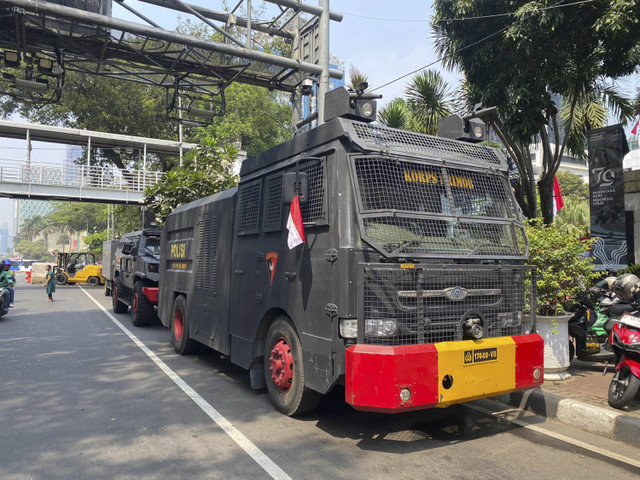 Persiapan pengamanan sudah stand by di Jalan Merdeka Barat dekat Patung Kuda, Gambir, Jakarta Pusat pada Kamis (29/8/2024). Foto: Abid Raihan/kumparan