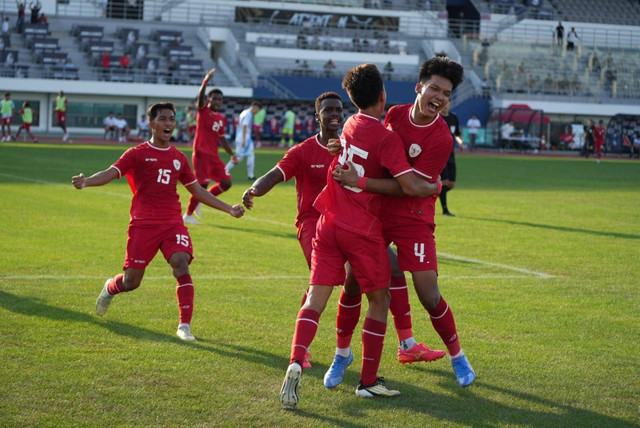 Selebrasi Maouri Ananda Simon (#25) dan Kadek Arel (#4) saat Timnas U-19 Indonesia mengalahkan Argentina dalam laga pertama Seoul Earth On Us Cup 2024 di Mokdong Stadium, Korea Selatan, Rabu (28/8). Foto: PSSI