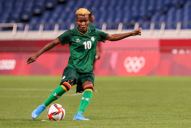 Gelandang Zambia, Grace Chanda, menendang bola selama pertandingan sepak bola putaran pertama grup F Olimpiade Tokyo 2020 antara Brasil dan Zambia di Stadion Saitama di Saitama pada 27 Juli 2021. Foto: Ayaka Naito / AFP