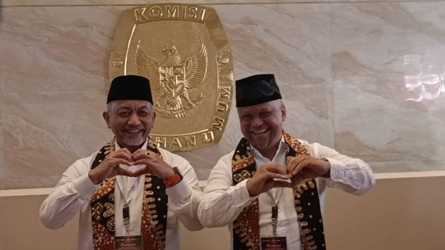 Ahmad Syaikhu dan Ilham Habibie tiba di KPUD Jabar, Kamis (29/8). Foto: Robby Bouceu/kumparan