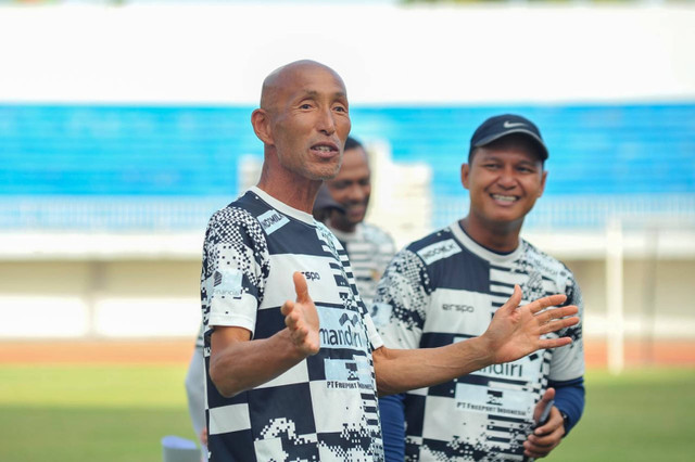 Satoru Mochizuki, pelatih Timnas Wanita Indonesia, memimpin sesi coaching clinic untuk pelatih sepak bola wanita di Yogyakarta.  Foto: Dok. Asprov Yogyakarta 