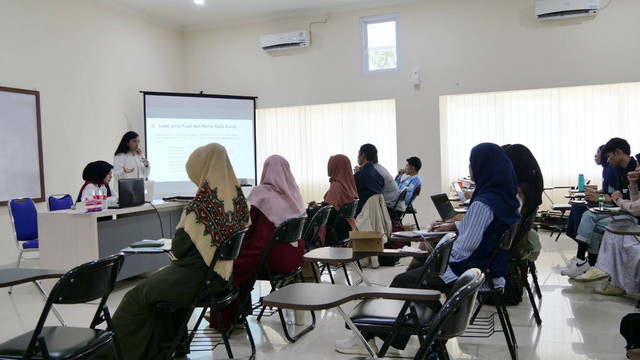 Sesi Pemaparan Materi Bersama Miss Emilya Setyaningtyas Dengan MembawakanTema "15 Tips Pedoman Penulisan SEO Press Release Friendly".