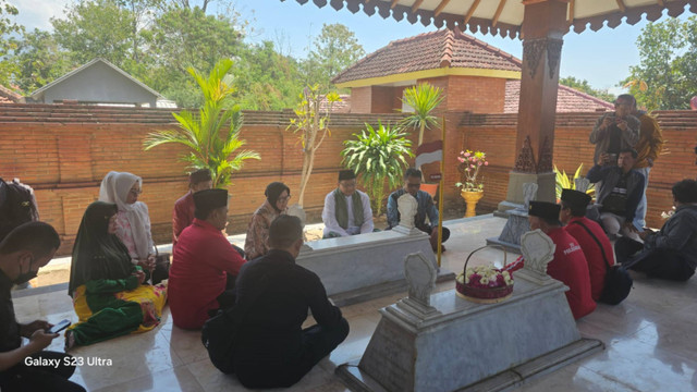 Tri Rismaharini saat ziarah ke makam Gubernur Suryo di Kabupaten Magetan, Kamis (29/8/2024).  Foto: Dok. Isitmewa