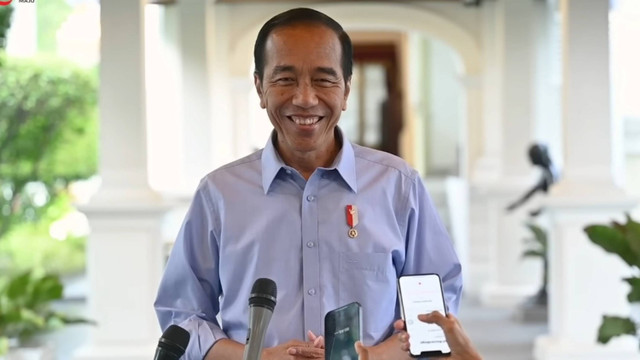 Presiden Jokowi memakai kemeja biru saat memberikan keterangan di Istana Merdeka, Jakarta, 27 Agustus. Foto: YouTube/Sekretariat Presiden