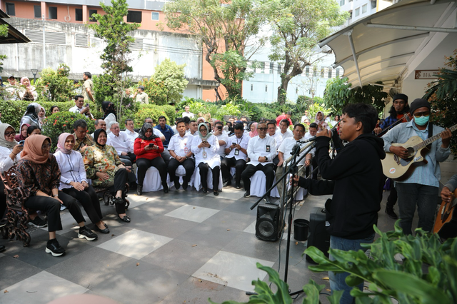 Mensos Tri Rismaharini (ketiga kiri) menonton keseruan mini konser musisi jalanan di halaman samping Kemensos RI, Jakarta, Kamis (29/8/2024). Foto: Dok. Istimewa