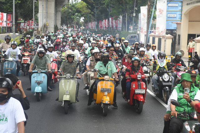 Pasangan Ratu Dewa-Prima Salam saat diantar menuju KPU Kota Palembang. (ist)