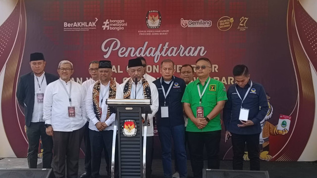 Pasangan calon Gubernur dan Wakil Gubernur Jawa Barat, Syaikhu-Ilham, bersama sejumlah pejabat partai pengusung dari PKS, NasDem, dan PPP, di halaman KPUD Jabar, Kamis (29/8). Foto: Robby Bouceu/kumparan