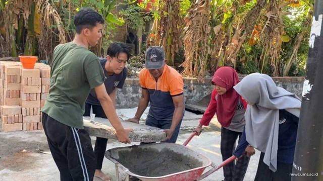 Tim Program Penguatan Kapasitas Organisasi Kemahasiswaan (PPK Ormawa) Himpunan Mahasiswa Prodi (HMP) Pendidikan Guru Sekolah Dasar (PGSD) Universitas Muhammadiyah Surakarta (UMS) memberikan bantuan pembangunan jamban. Dok Humas UMS