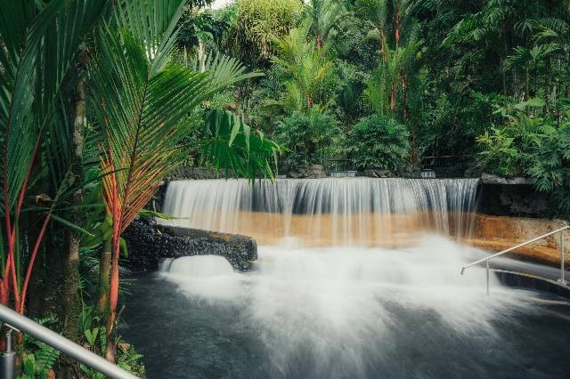 Pemandian Cipanas Cileungsing, foto hanya ilustrasi, bukan gambar sebenarnya. Sumber foto: Pexels/Osmani Madros