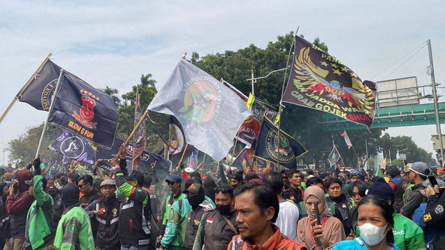 Pendemo dari kalangan ojol-kurir gelombang 2 datang menutupi bundaran air mancur Thamrin pada Kamis (29/8). Foto: Abid Raihan/kumparan