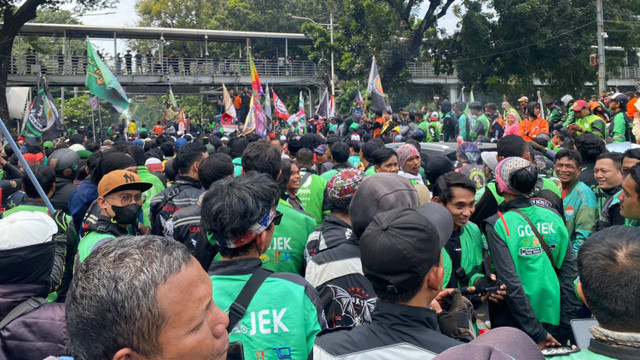 Suasana demo ojol-kurir di Jalan Medan Merdeka Barat, Jakarta Pusat pada Kamis (29/8).  Foto: Abid Raihan/kumparan