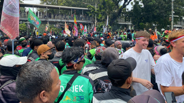 Suasana demo ojol-kurir di Jalan Medan Merdeka Barat, Jakarta Pusat pada Kamis (29/8).  Foto: Abid Raihan/kumparan