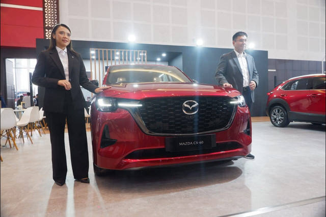 Ricky Thio (kanan), Chief Operating Officer PT Eurokars Motor Indonesia, dalam pameran Gaikindo Indonesia International Auto Show (GIIAS) di Grand City Exhibition Surabaya. Foto: Masruroh/Basra