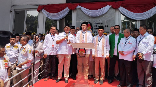 Rudy Susmanto dan Ade Ruhandi resmi mendaftar diri ke KPU Kabupaten Bogor, diusung 16 parpol Kamis (29/8/2024). Foto: Dok. kumparan
