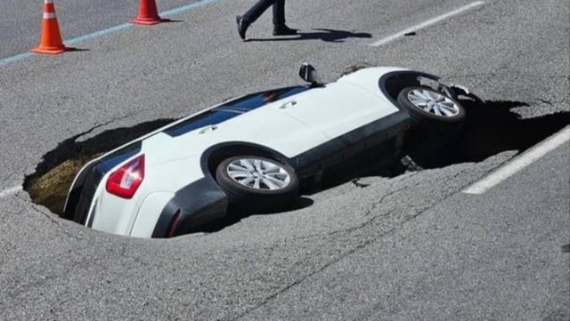 Kecelakaan mobil akibat jalan amblas di Korea Selatan. Foto: X/ @koryana26