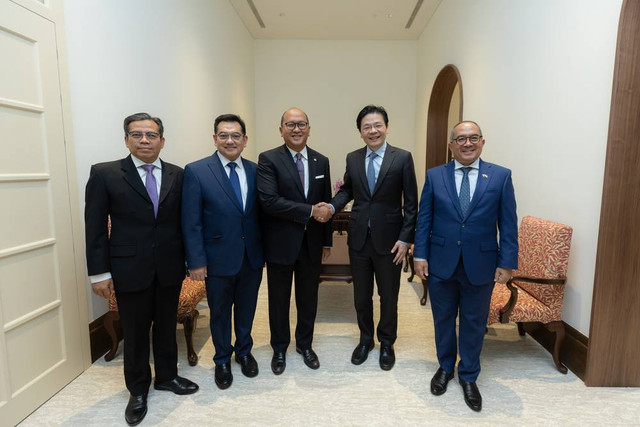 Menteri Investasi/Kepala Badan Koordinasi Penanaman Modal (BKPM) Rosan Roeslani (ketiga kiri) bertemu Perdana Menteri Singapura, Lawrence Wong (kedua kanan) di Singapura, Selasa (27/08/2024). Foto: Dok. Kemenves