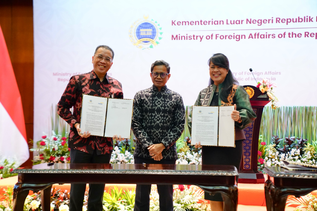 Bank Mandiri bekerja sama dengan Kementerian Luar Negeri Republik Indonesia (Kemlu) dalam memfasilitasi pembuatan rekening dengan Kartu Masyarakat Indonesia di Luar Negeri (KMILN) bagi diaspora. Foto: Dok. Bank Mandiri