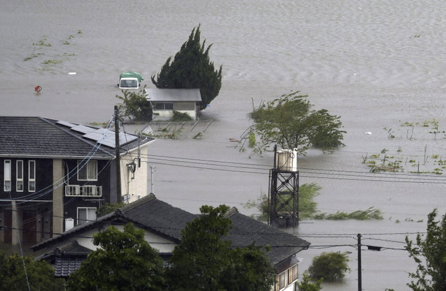 Lahan pertanian di sepanjang sungai tergenang air akibat hujan deras yang disebabkan oleh topan di Yufu, prefektur Oita, Jepang barat, Kamis (29/8/2024). Foto: Kyodo News via AP