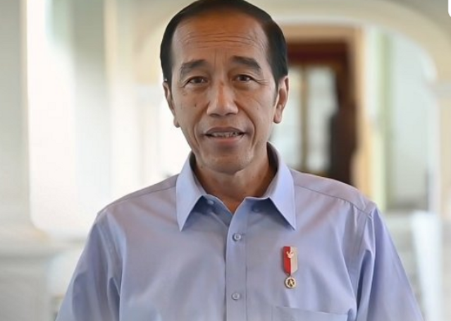 Presiden Jokowi pakai baju biru Prabowo saat mendesak DPR mempercepat pengesahan RUU Perampasan Aset, Agustus 2024. Foto: Instagram/Jokowi