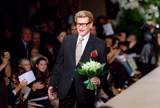 Fashion Designer Yves Saint Laurent di perhelatan High Fashion Show Saint Laurent Spring-Summer 2001 di Paris. Foto: AFP/JEAN-PIERRE MULLER