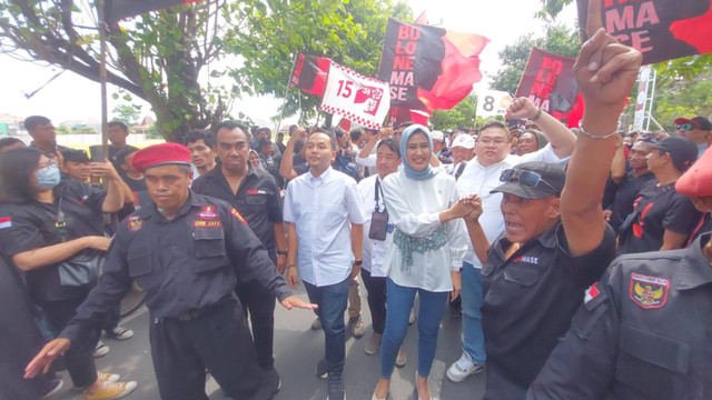 Pasangan calon (paslon) Respati Ardi dan Astrid Widayani resmi mendaftar ke Komisi Pemilihan Umum (KPU) Solo, Jawa Tengah, Kamis (29/8/2024). Foto: Dok. kumparan