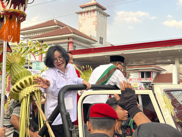 Bakal calon Wali Kota dan Wakil Wali Kota Semarang dari PDI Perjuangan Jateng, Agustina Wilujeng dan Iswar Aminuddin mendaftarkan diri ke KPU Semarang, Kamis (29/8/2024). Foto: Intan Alliva Khansa/kumparan