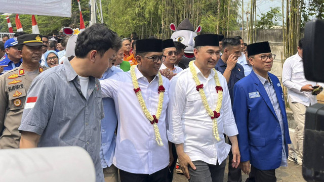 Andra Soni-Dimyati Nataksumah resmi mendaftar ke kantor KPU Provinsi Banten untuk ikut dalam kontestasi Pilgub Banten 2024 pada Kamis (29/8/2024). Foto: kumparan