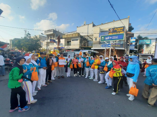 Suasana penuh energi dan kebersamaan memenuhi Car Free Day (CFD) Jl. Dhoho, Kota Kediri, pada hari Minggu pagi.