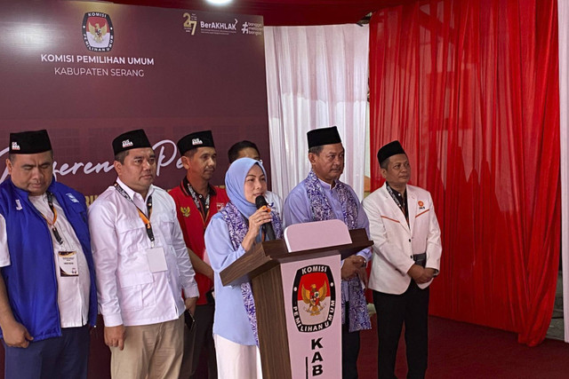 Ratu Zakiyah, istri Wakil Ketua Umum (Waketum) PAN Yandri Susanto, daftar PIlbup Serang bareng Najib Hamas di KPU Serang, Kamis (29/8/2024). Foto: kumparan