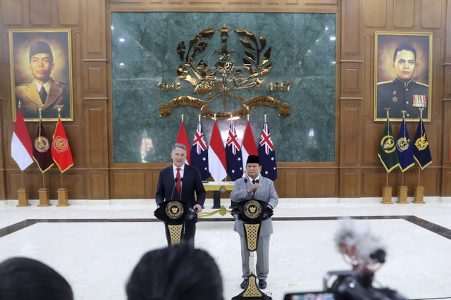 Menhan RI Prabowo Subianto dan Wakil Perdana Menteri sekaligus Menteri Pertahanan Australia Richard Marles MP menandatangani Defence Cooperation Agreement di Akademi Militer baru antara Indonesia dan Australia di Magelang, Kamis (29/8/2024). Foto: Dok: Istimewa 