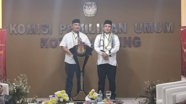 Farhan-Erwin menyampaikan sambutan usai menyerahkan berkas pendaftaran Pilwalkot ke KPUD Kota Bandung, Kamis (29/8). Foto: Robby Bouceu/kumparan