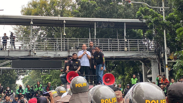 Direktur Pos dan Plt. Direktur Pengendalian Pos dan Informatika, Ditjen PPI, Kemenkominfo, Gunawan Hutagalung temui demonstran sopir ojol dan kurir di Patung Kuda, Jakarta Pusat.  Foto: Abid Raihan/kumparan