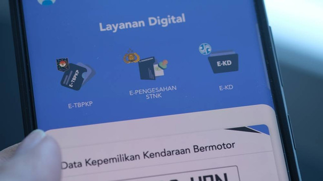 Ilustrasi pembayaran pajak kendaraan bermotor. Foto: Shutterstock