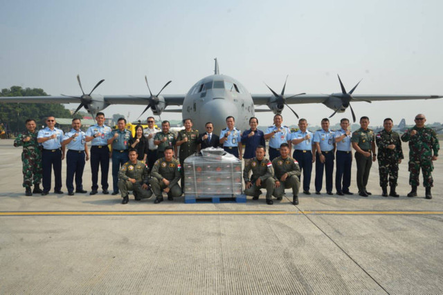 Dipimpin Dirjen Kuathan Kemhan, Marsekal Muda TNI Haris Hartanto, Kemhan mengirimkan hibah amunisi dan senjata ke Kamboja menggunakan pesawat Super Hercules C-130J. Foto: X/ @Kemhan_RI