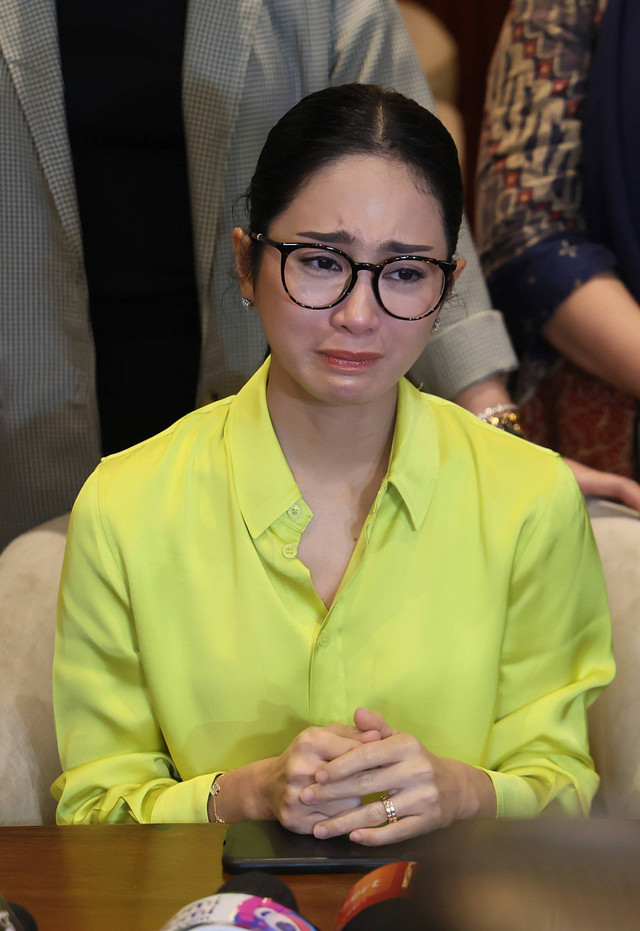 Artis Bunga Zainal bersama pengacaranya saat konferensi pers terkait penipuan di Kemang, Jakarta, Kamis, (29/8/2024). Foto: Agus Apriyanto