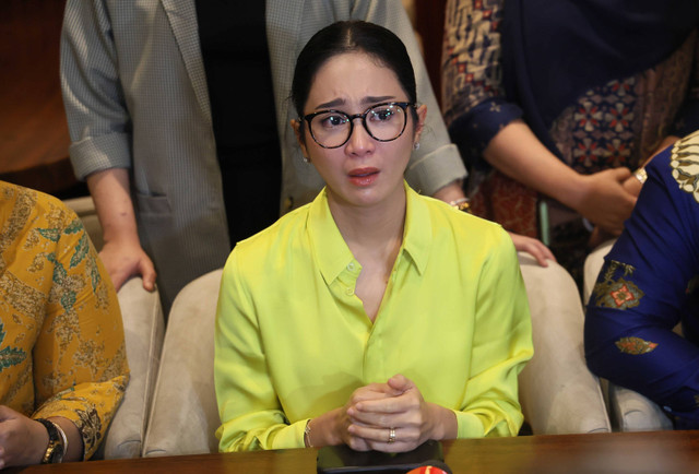 Artis Bunga Zainal bersama pengacaranya saat konferensi pers terkait penipuan di Kemang, Jakarta, Kamis, (29/8/2024). Foto: Agus Apriyanto