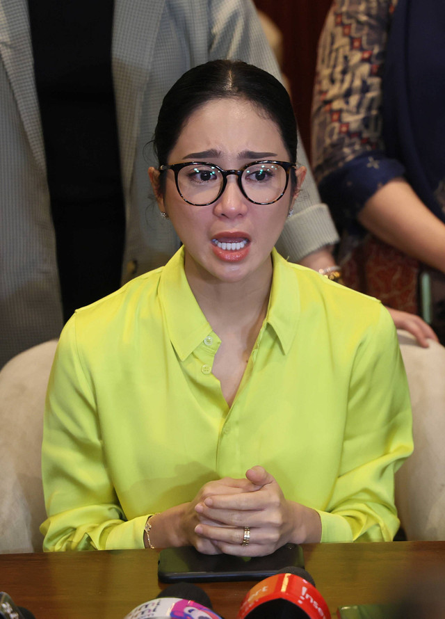 Artis Bunga Zainal bersama pengacaranya saat konferensi pers terkait penipuan di Kemang, Jakarta, Kamis, (29/8/2024). Foto: Agus Apriyanto