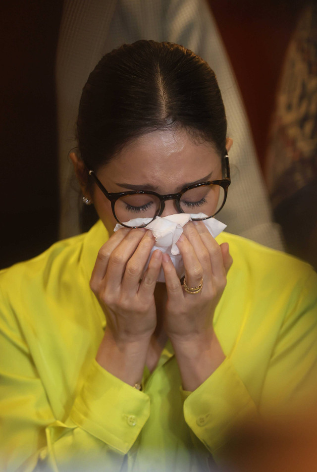 Artis Bunga Zainal bersama pengacaranya saat konferensi pers terkait penipuan di Kemang, Jakarta, Kamis, (29/8/2024). Foto: Agus Apriyanto