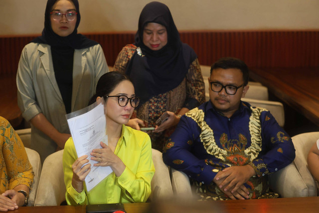 Artis Bunga Zainal bersama pengacaranya saat konferensi pers terkait penipuan di Kemang, Jakarta, Kamis, (29/8/2024). Foto: Agus Apriyanto