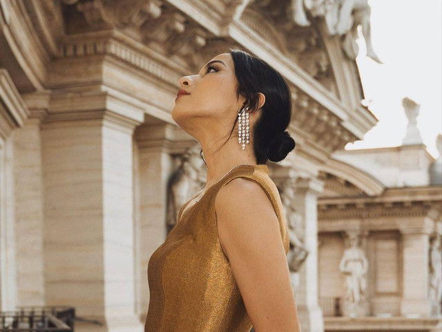 Aktris Putri Marino memakai anting berlian MONDIAL sebagai fashion statement yang memukau. Foto: Instagram/MONDIAL