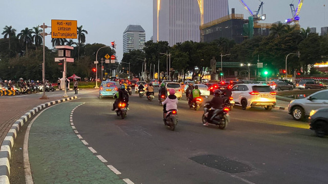 Massa aksi dari kalangan sopir ojol dan kurir sudah bubarkan diri. Bundaran Patung Kuda, Jakarta Pusat sudah bisa dilewati. Jalan Medan Merdeka yang mengarah ke Istana Merdeka masih ditutup.  Foto: Abid Raihan/kumparan