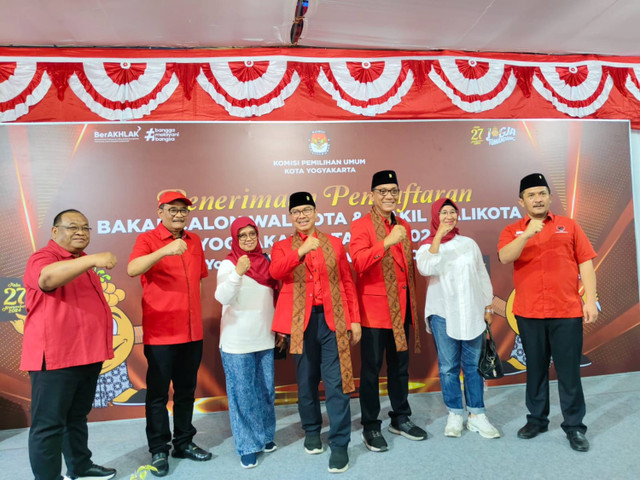 Kepala BKKBN Hasto Wardoyo mendaftar Pilwalkot Yogyakarta, Kamis (29/8).Hasto diusung PDI Perjuangan berpasangan dengan Wawan Harmawan yang merupakan Wakil Ketua Kadin DIY. Foto: Arfiansyah Panji Purnandaru/kumparan