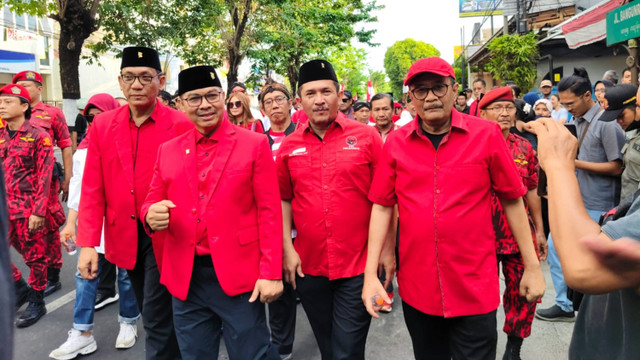 Kepala BKKBN Hasto Wardoyo mendaftar Pilwalkot Yogyakarta, Kamis (29/8).Hasto diusung PDI Perjuangan berpasangan dengan Wawan Harmawan yang merupakan Wakil Ketua Kadin DIY. Foto: Arfiansyah Panji Purnandaru/kumparan