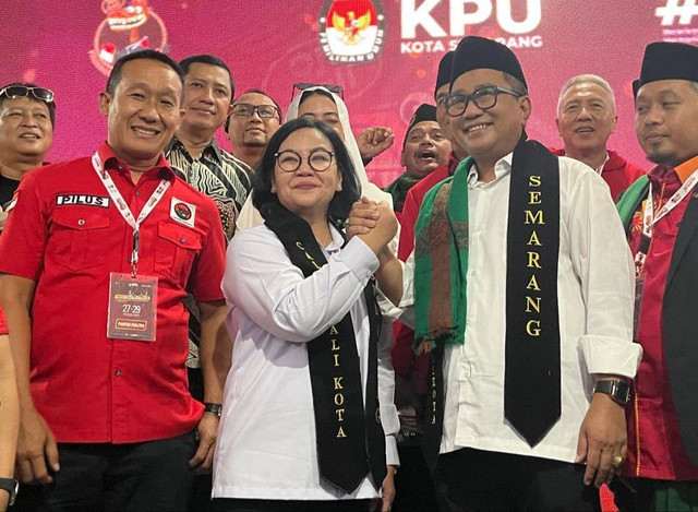 Kakal calon Wali Kota dan Wakil Wali Kota Semarang dari PDI Perjuangan Jateng, Agustina Wilujeng dan Iswar Aminuddin mendaftarkan diri ke KPU Semarang.  Foto: Intan Alliva/kumparan