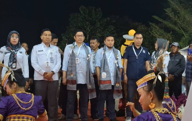 Abdul Rasak dan Afdhal saat tiba di Kantor KPU Kendari.