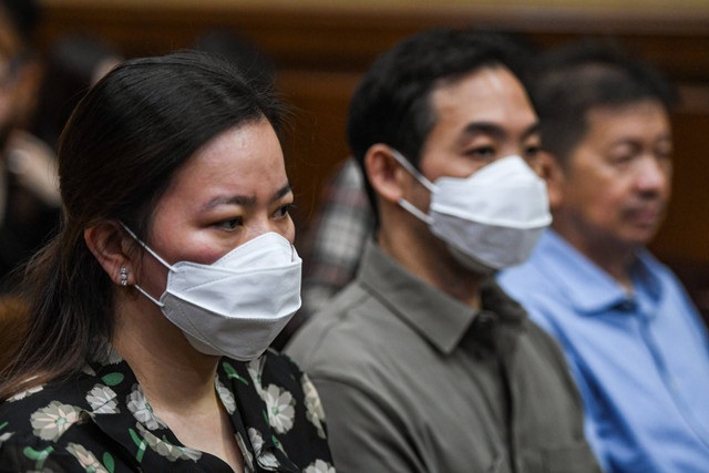 Terdakwa kasus dugaan korupsi pengelolaan tata niaga komoditas timah Suwito Gunawan (kanan), Robert Indarto (tengah) dan Rosalina (kiri) mendengarkan pembacaan dakwaan oleh Jaksa Penuntut Umu (JPU) di Pengadilan Tipikor, Jakarta, Rabu (28/8/2024).  Foto: Muhammad Adimaja/ANTARA FOTO