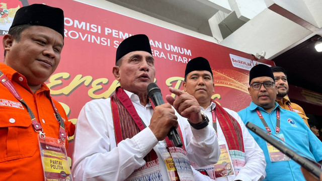 Edy Rahmayadi di KPU Sumut. Foto: Tri Vosa/kumparan