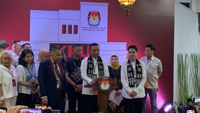 Bakal cagub jalur independen, Dharma Pongrekun - Kun Wardana usai mendaftar pilgub Jakarta ke kantor KPU Jakarta, Kamis (29/8/2024).  Foto: Luthfi Humam/kumparan