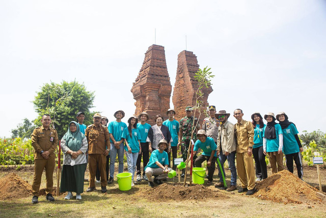 Bakti Lingkungan Djarum Foundation (BLDF) lewat gerakan Siap Darling (Siap Sadar Lingkungan) mengajak mahasiswa dari 46 universitas di Jawa Timur menanam 6.208 bibit di Kawasan Cagar Budaya Nasional (KCBN) Trowulan, Mojokerto. Foto: Dok. Djarum